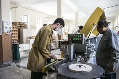 Meslek liseleri öğrencileri zamanlarının büyük bölümünü üretim sahasında geçiriyor.