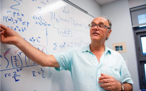 Andrew Granville, matematiğin daha titiz yönlerinin yapay zekâya devredilmesinin, araştırmacıların düşünme yetilerini olumsuz etkileyebileceğinden endişe ediyor. “Kendi anlayışımın büyük resimden değil,” diyor, “ellerimi kirletmekten geldiğini hissediyorum.” (Kaynak: Quanta Dergisi için Alex Tran)