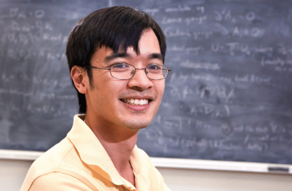 Matematikçi Terence Tao, daha iş birliğine dayalı, deneysel ve yapay zekâ destekli bir geleceğin nasıl görünebileceğini test etmek amacıyla “eşitliksel teoriler projesi”ni önerdi. (Reed Hutchinson)